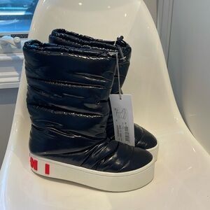NIB MARNI BLACK HIGH SHINE SNOW BOOT WITH RED LOGO. 39/9